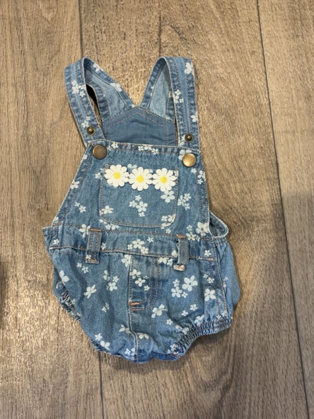 NWOT: Denim Daisy Overall Romper for Kids - Blue: Size 0/3 months